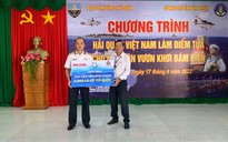 Trao cờ Tổ quốc cho ngư dân Phan Thiết