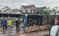 Lật xe khách trên Quốc lộ 1, nhiều người hoảng loạn kêu cứu, 1 phụ nữ tử nạn