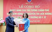 Bộ trưởng Nguyễn Thanh Long trao quyết định bổ nhiệm cho tân nữ Thứ trưởng Y tế