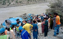 Xe buýt phi xuống vực ở Pakistan, xe lao vào đám đông ở Đức