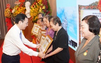 Tập thể nữ tù binh trại giam Phú Tài đón nhận danh hiệu anh hùng