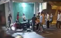 Hai nhóm hỗn chiến trước quán karaoke ở TP HCM