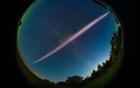 Dải sáng tím 3.000 độ C cắt đôi bầu trời Trái Đất sau loạt "pháo vũ trụ"