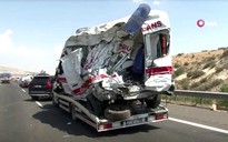 Xe buýt lao vào đội cấp cứu tại hiện trường tai nạn, 16 người thiệt mạng