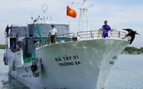 CLIP: Tàu cá Bình Định dần chìm xuống biển, kịp cứu 15 ngư dân