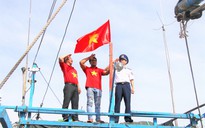 Ngư dân Bình Định xúc động đón nhận cờ Tổ quốc