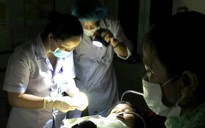 Mất điện, bác sĩ rọi đèn pin đỡ đẻ cho sản phụ sinh 3