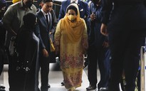 Nhận án "khủng", vợ cựu thủ tướng Malaysia khóc giữa tòa: "Không ai thấy tôi đếm tiền"