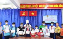 Trao học bổng cho nữ sinh mồ côi vì dịch COVID-19