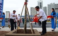 Bí thư Nguyễn Văn Nên phát động lễ trồng cây, xem đá bóng ở quận 7