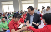 Phó Thủ tướng Trần Lưu Quang tặng quà Tết cho người lao động tỉnh Khánh Hòa