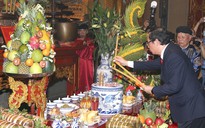 Lãnh đạo TP HCM dâng cúng bánh tét lên Quốc tổ Hùng Vương