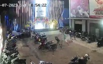 CLIP: 2 nhóm chém nhau kinh hoàng trước quán bar ở Bình Dương