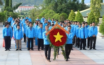 Đại hội XI Công đoàn Khánh Hòa: Đại biểu dâng hương tưởng nhớ các anh hùng, liệt sĩ