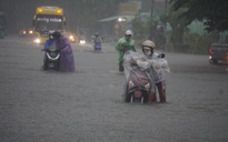 Mưa lớn kéo dài gây ngập nặng, công nhân Đà Nẵng phải dắt xe chết máy ra về