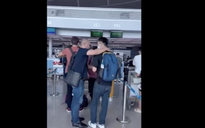 CLIP: Công an choàng vai, bắt kẻ cầm đầu vụ cướp Sacombank tại sân bay Tân Sơn Nhất