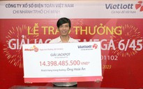 Một người đến từ TP HCM không đeo mặt nạ khi nhận giải Jackpot của Vietlott