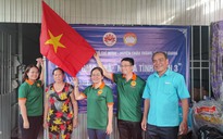 Trao cờ Tổ quốc trong chương trình “Kết nối biên cương” tại An Giang