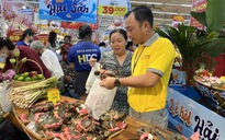 Siêu thị bất ngờ giảm giá cua Cà Mau còn 349.000 đồng/kg, khách tấp nập