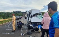 CLIP: Tài xế xe tải ngủ gật, gây tai nạn khiến 13 người thương vong