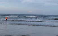 Nhóm học sinh ra biển tắm, 1 nam sinh bị sóng cuốn trôi
