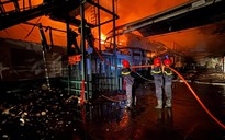 Cận cảnh hơn 3 giờ căng mình dập tắt đám cháy ở quận 7