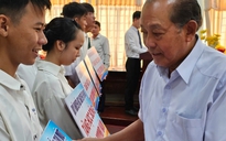 Nguyên Phó Thủ tướng Thường trực Trương Hòa Bình trao học bổng tại Long An