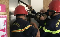 CLIP: Phá thang máy đưa 9 người mắc kẹt ra ngoài ở TP HCM