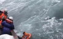 CLIP: Căng thẳng cứu nạn 2 người trôi dạt trên biển
