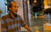 CLIP: Lũ về bất ngờ, người dân Nha Trang "chạy lũ" trong đêm khuya