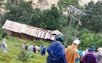 Người dân vượt lũ băng rừng, khiêng người phụ nữ đi 30 km đến nơi cấp cứu