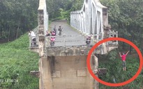 CLIP: Chạy xe máy lên cây cầu gãy để tự tử
