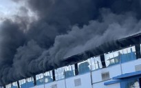 Cháy lớn ở khu công nghiệp, cột khói bốc cao hàng trăm mét