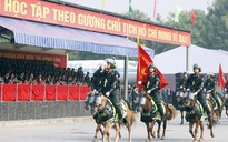 Chủ tịch nước và Tổng thống Mông Cổ xem Cảnh sát Kỵ binh trình diễn võ thuật trên lưng ngựa