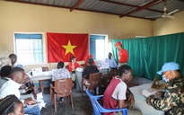 Bộ đội "mũ nồi xanh" Việt Nam thăm khám cho giáo viên Abyei