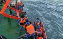 CLIP: Giữa biển động, tàu Cảnh sát biển đưa ngư dân tàu BĐ 98268TS bị nạn vào đất liền