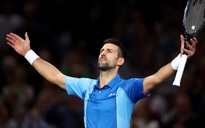 Djokovic đánh bại Rune trước tiếng la ó của khán giả tại Paris Masters