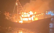 Tàu cá bốc cháy ngùn ngụt trên biển, 12 ngư dân cầu cứu