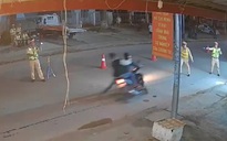 VIDEO: Lao xe máy vào tổ CSGT kiểm tra nồng độ cồn, 1 đại úy bị thương