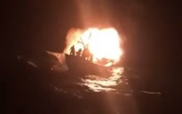 CLIP: Khoảnh khắc kinh hoàng cứu ngư lưới cụ trên con tàu bốc cháy giữa biển khơi