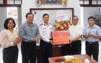 Bộ Tư lệnh Vùng Cảnh sát biển 2 thăm, tặng quà bà con giáo dân Bình Định