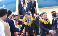 Những hành khách đầu tiên “xông đất” 
sân bay Điện Biên mới