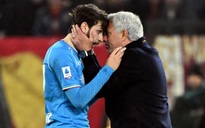 Mourinho có hành động lạ với các cầu thủ Napoli
