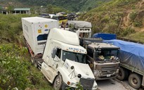 Hàng trăm chiếc xe bị mắc kẹt tại cửa khẩu Cha Lo