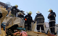 CLIP: Khoảnh khắc “thót tim”, thành viên đội cứu hộ Thổ Nhĩ Kỳ bị vùi lấp