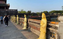Thu hồi những bức tượng "lạ" trưng bày trước Ngọ Môn