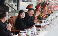 Nhà lãnh đạo Triều Tiên dẫn con gái đi xem bóng đá