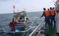 Cảnh sát biển cấp cứu thuyền viên bị tai biến trên biển