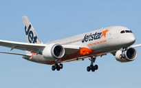 Liên tiếp gặp sự cố ly kỳ, máy bay Jetstar “nhốt” khách trong 7 giờ