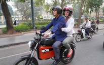 Tổng giám đốc USAID "cưỡi" xe máy điện, nhâm nhi cà phê trứng Hà Nội